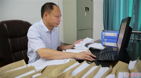 初心不改　本色不褪——記廣西勤廉榜樣、河池市紀(jì)委副書(shū)記、監(jiān)委副主任黃振林