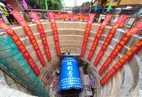 廖立波現(xiàn)場指導(dǎo)95噸重頂管機精準定位吊裝