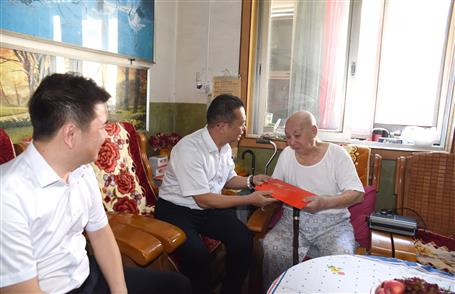 覃振華、賴海標(biāo)國(guó)慶節(jié)前慰問(wèn)離休老干部