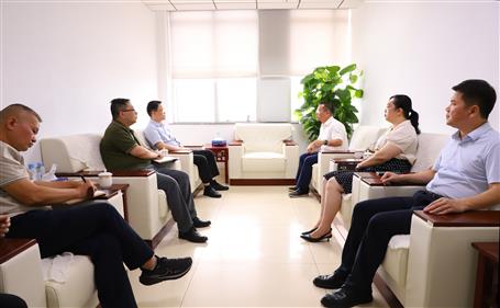 覃振華與柳北區(qū)委書記、區(qū)長石中華舉行工作會談